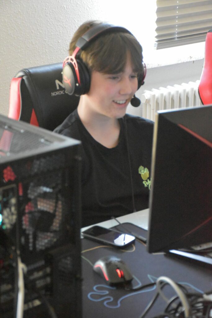 Elev der gamer Counter strike på Lundby efterskole. En efterskole med esport