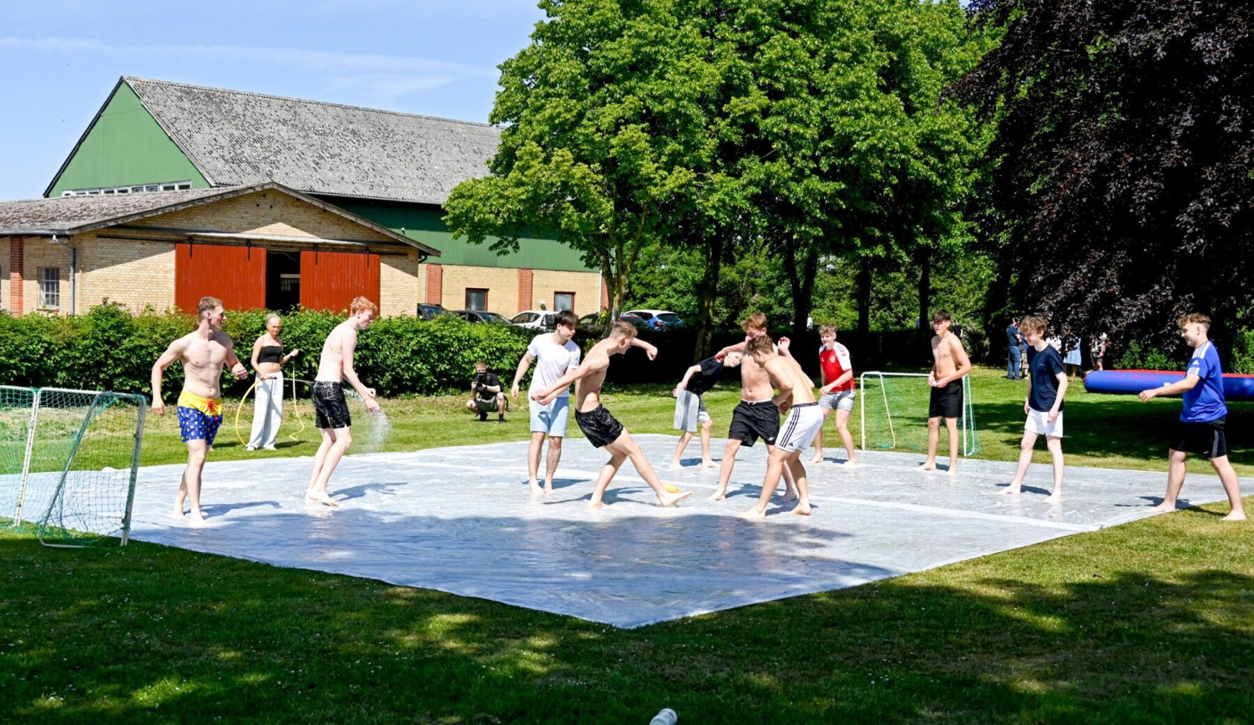 Flere elever der spiller fodbold på lundby efterskole. Eleverne har fodbold som valgfag.